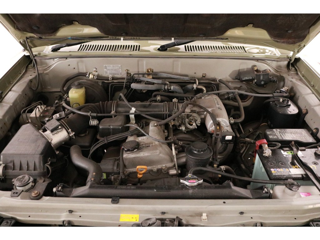 ３ＲＺエンジン！２７００ｃｃ！タイミングチェーンで、１０万キロ毎の交換は不要です！