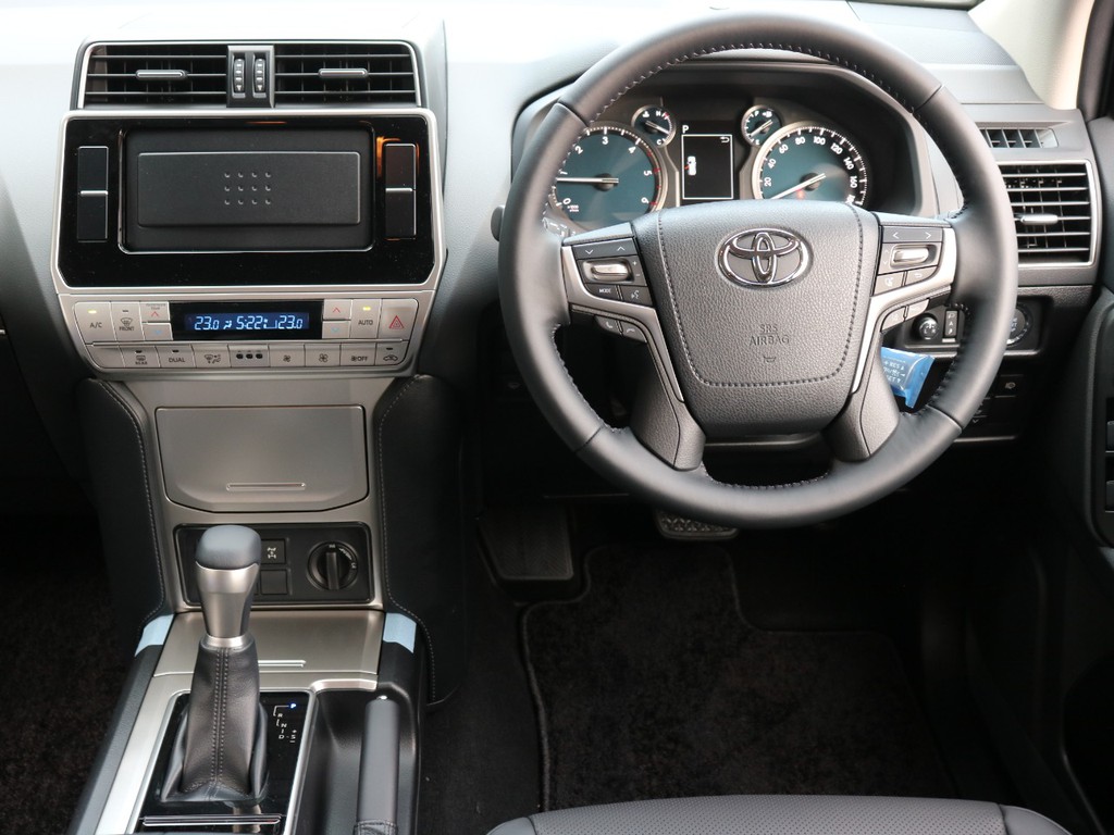 高級感と機能性を兼ね備えた運転席周りです。