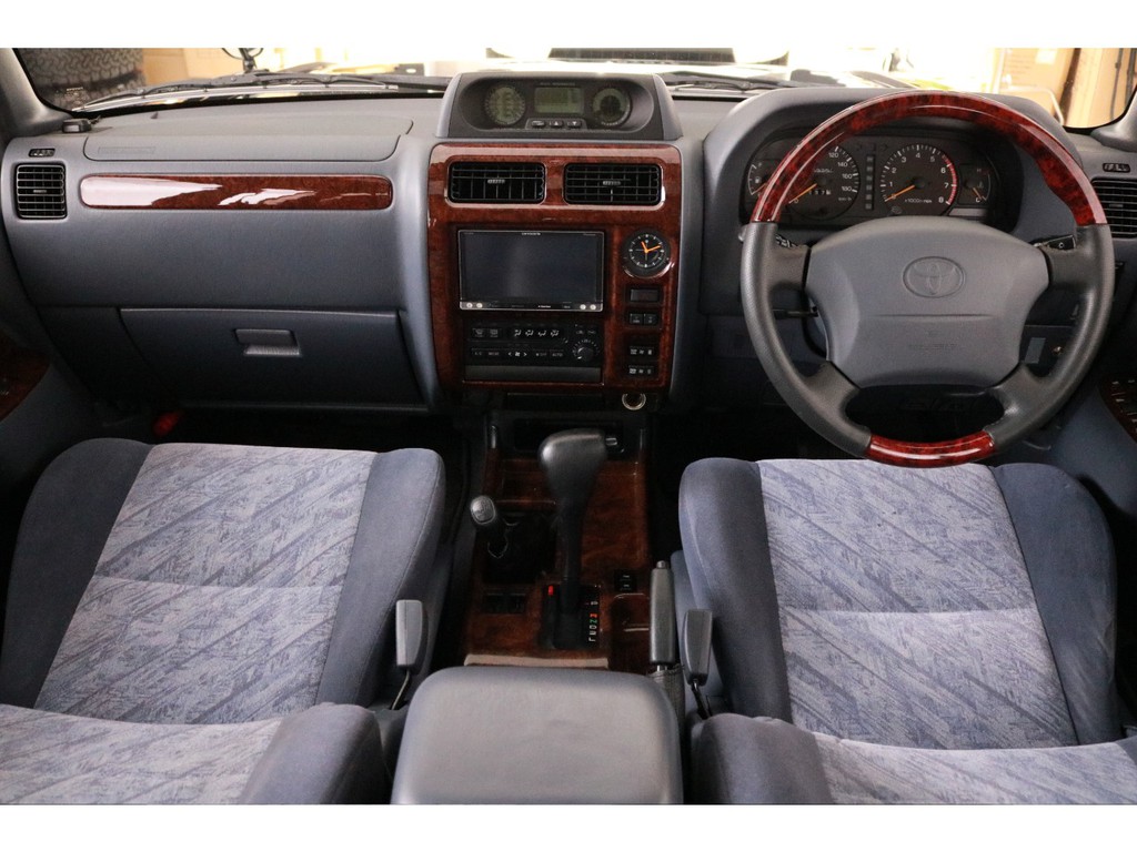 内装はグレーを基調としており、車内に嫌な臭い等は感じられません！