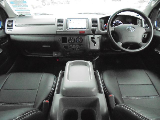 ワンオーナー車で室内も綺麗に保たれております！