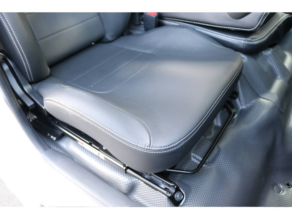 運転席なんと！ＢＲＩＤＥプロテインレザーシートを装着！他席シートカバー装着！