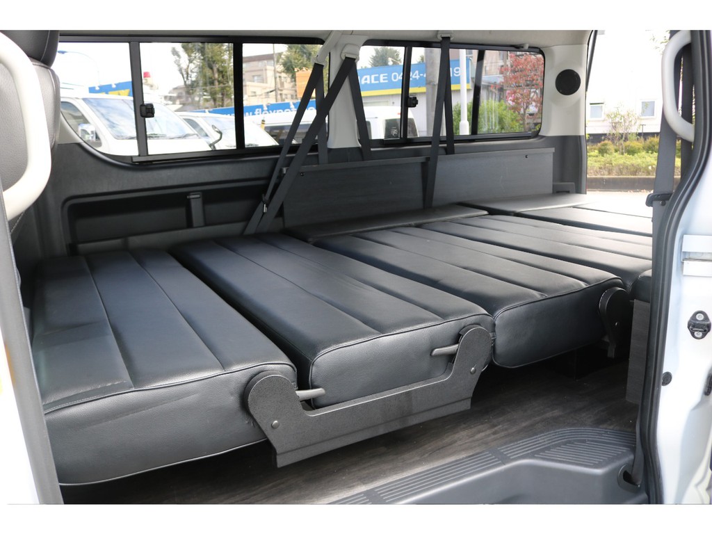 フラットベットに早変わりのシートアレンジ車！