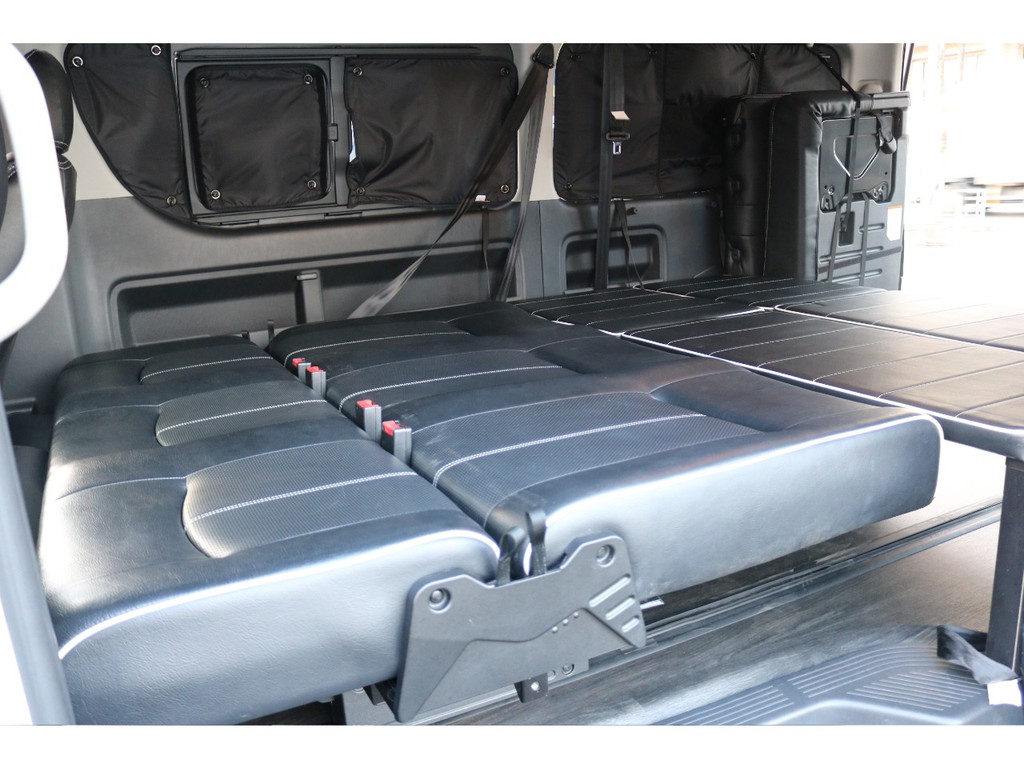 フラットベットに早変わりのシートアレンジ車