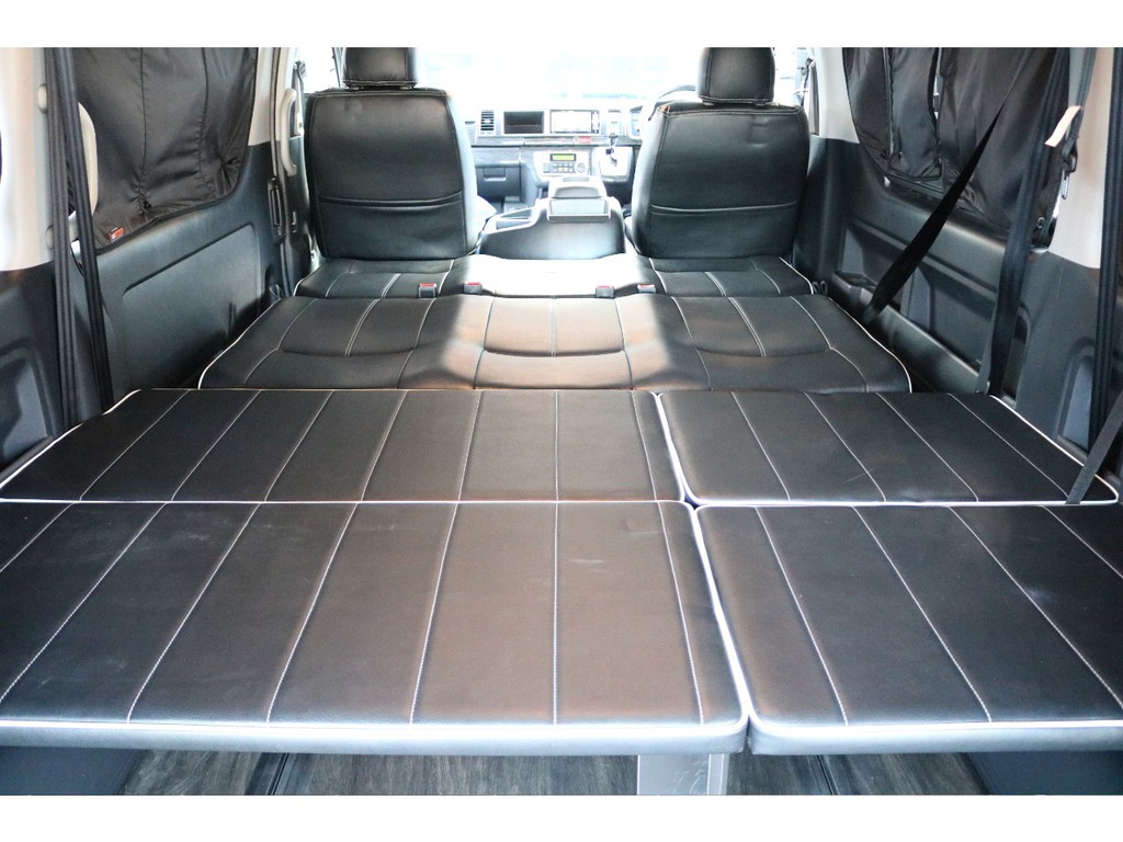 フラットベットに早変わりのシートアレンジ車