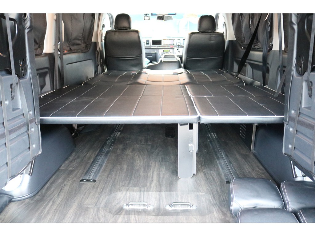 フラットベットに早変わりのシートアレンジ車