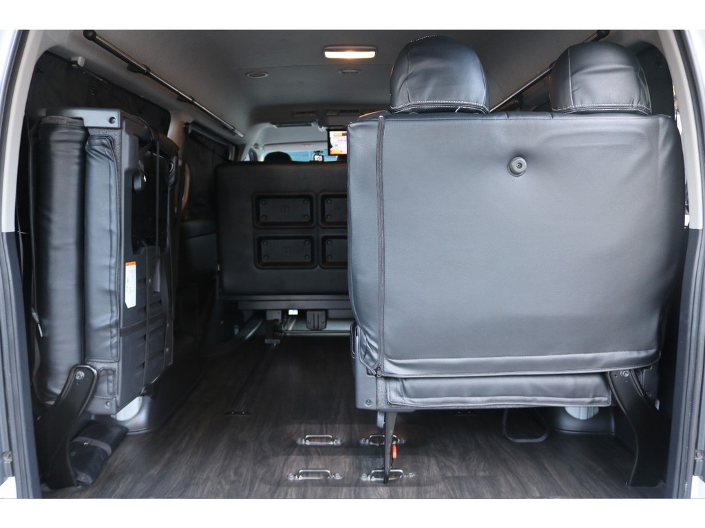 ４列目シートは跳ね上げ式！