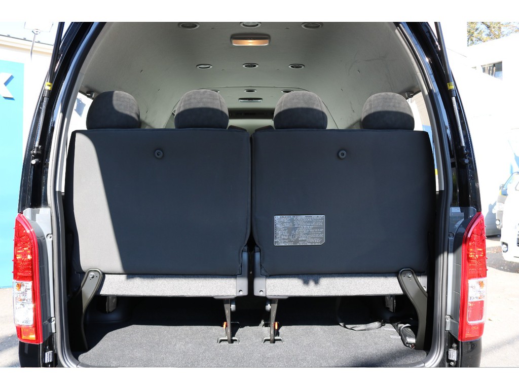 ４列目は左右跳ね上げシートです！