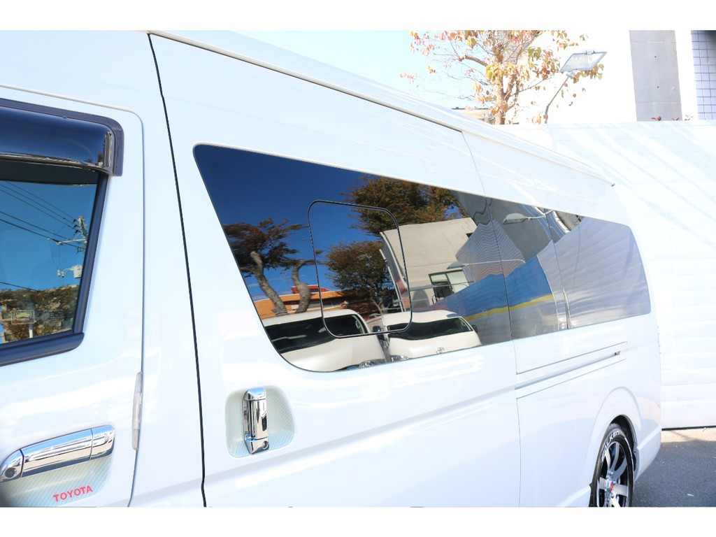 車中泊に嬉しい両側小窓付き！