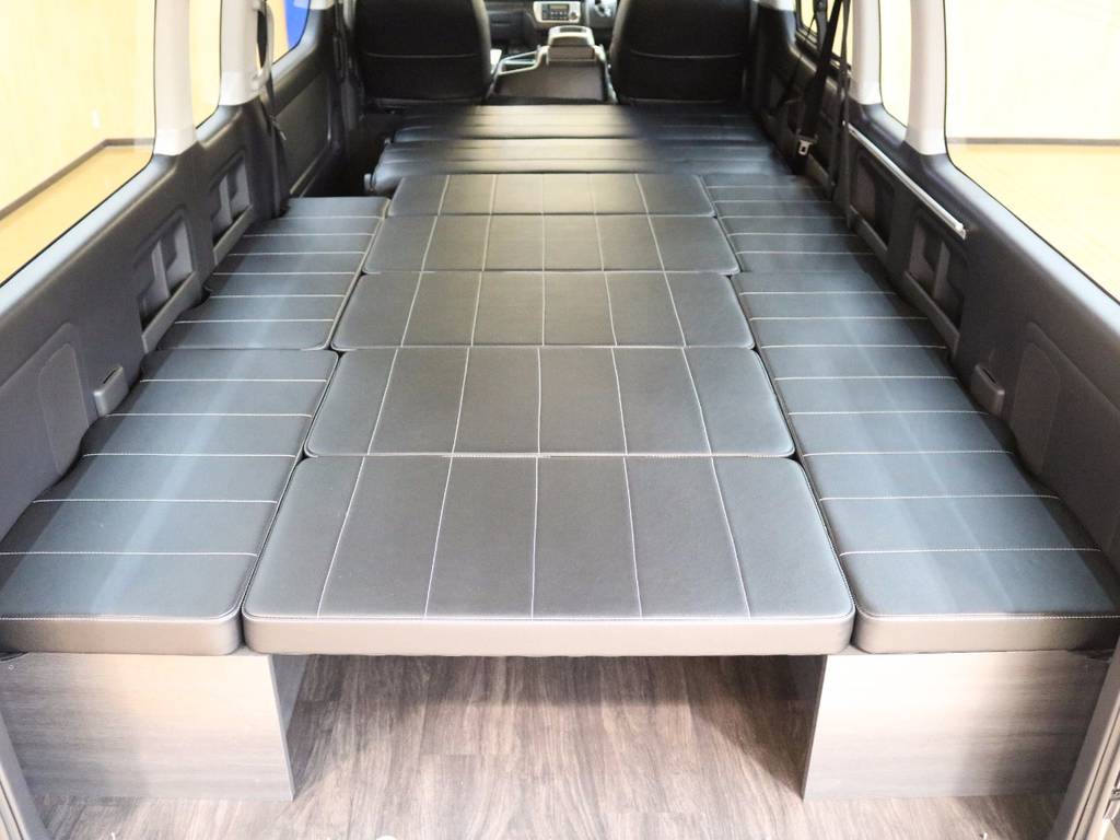 フルフラットのベットになります。グランドキャビンがベースですので広大な空間ですね♪