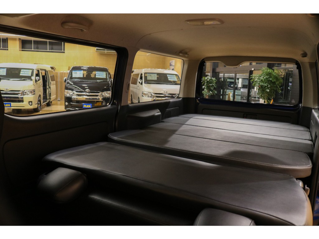 【新品ベッドキット装着で広々とした車中泊空間を確保できます】