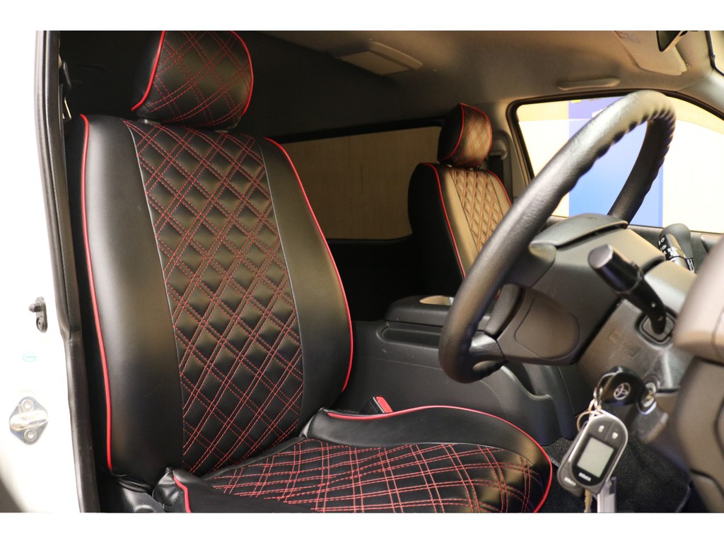 【運転席側】赤がアクセントのシートカバー装着済☆