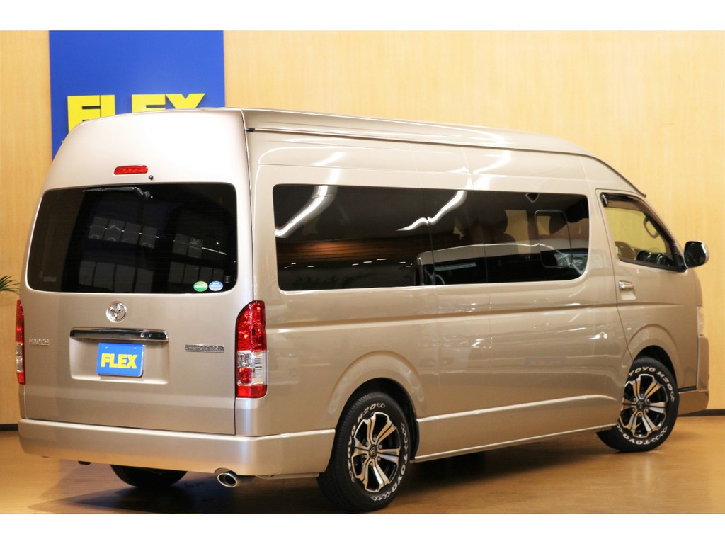 ハイルーフの迫力を感じるリアビュー。もちろん車内は快適です。