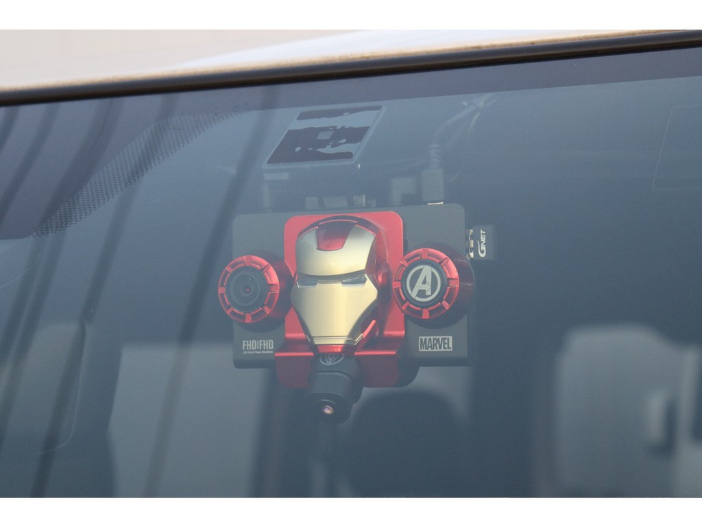 アイアンマンが駐車中や走行中の前後も監視してくれる前後ドライブレコーダー付き！