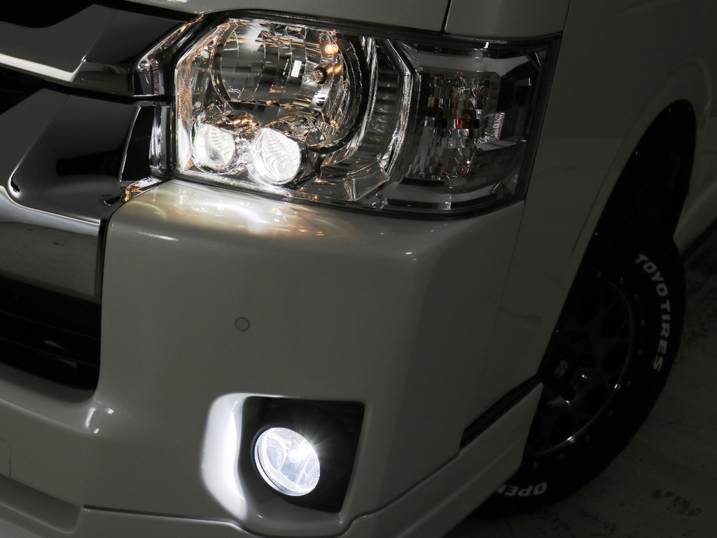 メーカーオプション　ＬＥＤヘッドランプ！フォグランプもＬＥＤに交換済みです♪