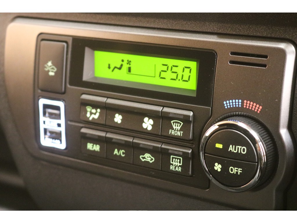 オートエアコンパネルには、オリジナルのUSB充電ポートを取付済★