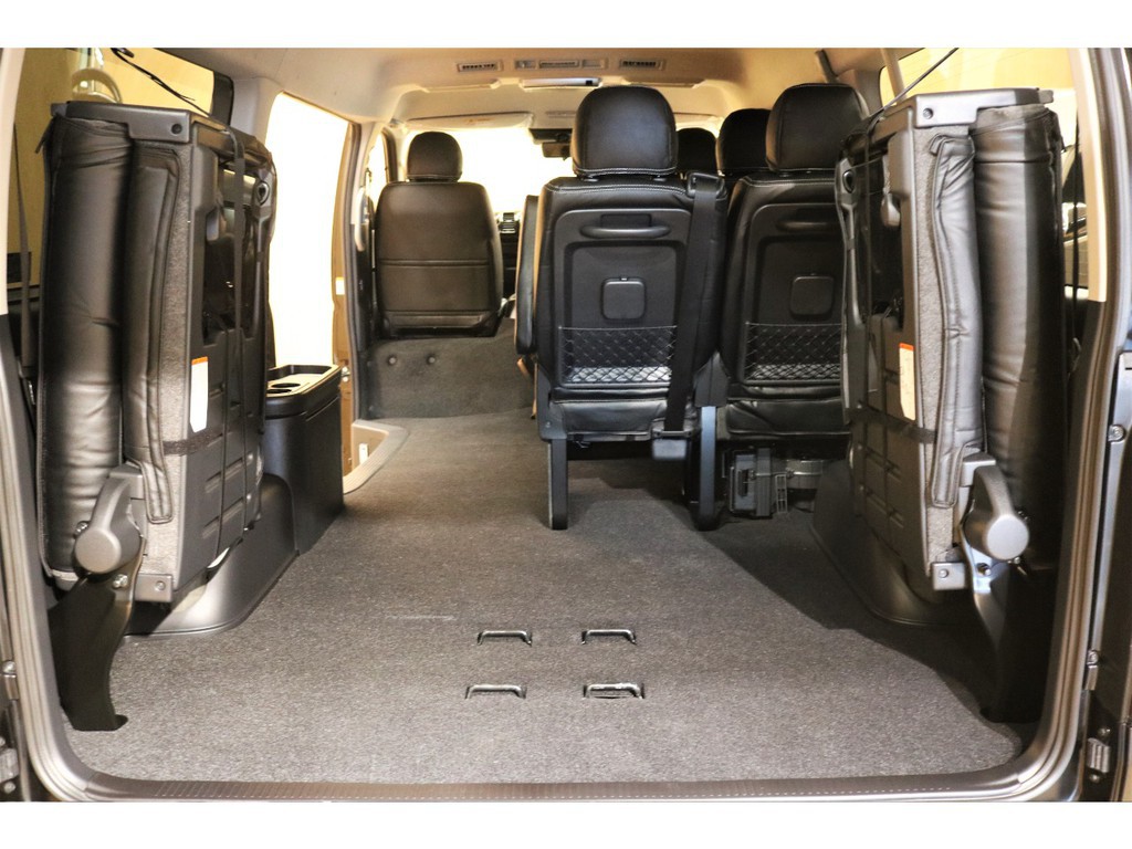 跳ね上げシートを展開すると広々とした荷室を確保可能★