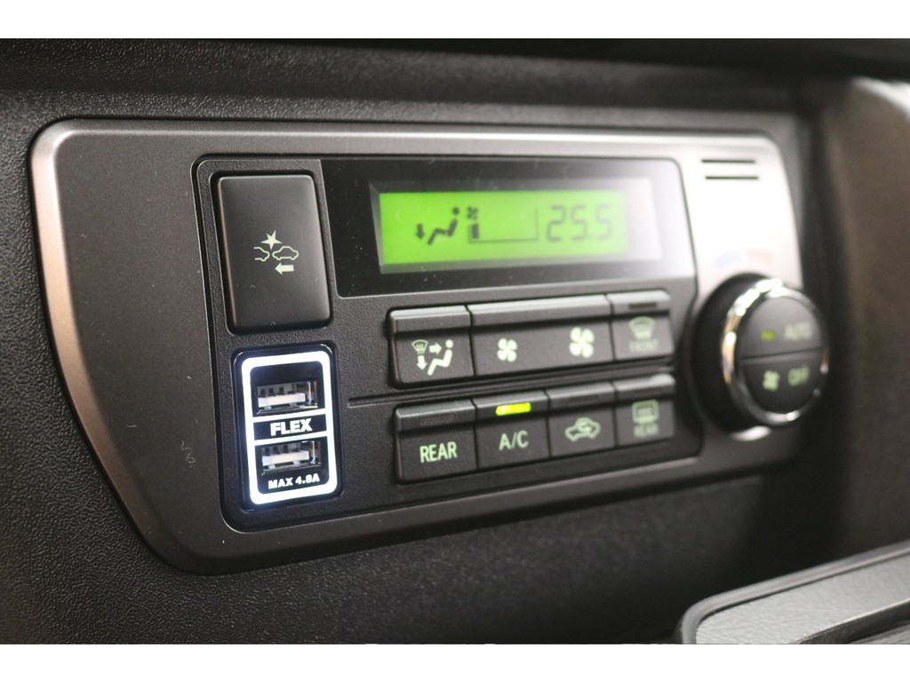 エアコンパネルにはUSB充電ポート増設済♪