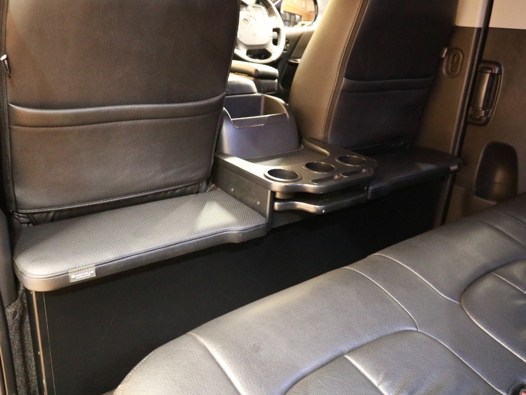 クラフトプラスセカンドキャビネット搭載済で後部座席の人たちの荷物置きにもお使いいただけます★