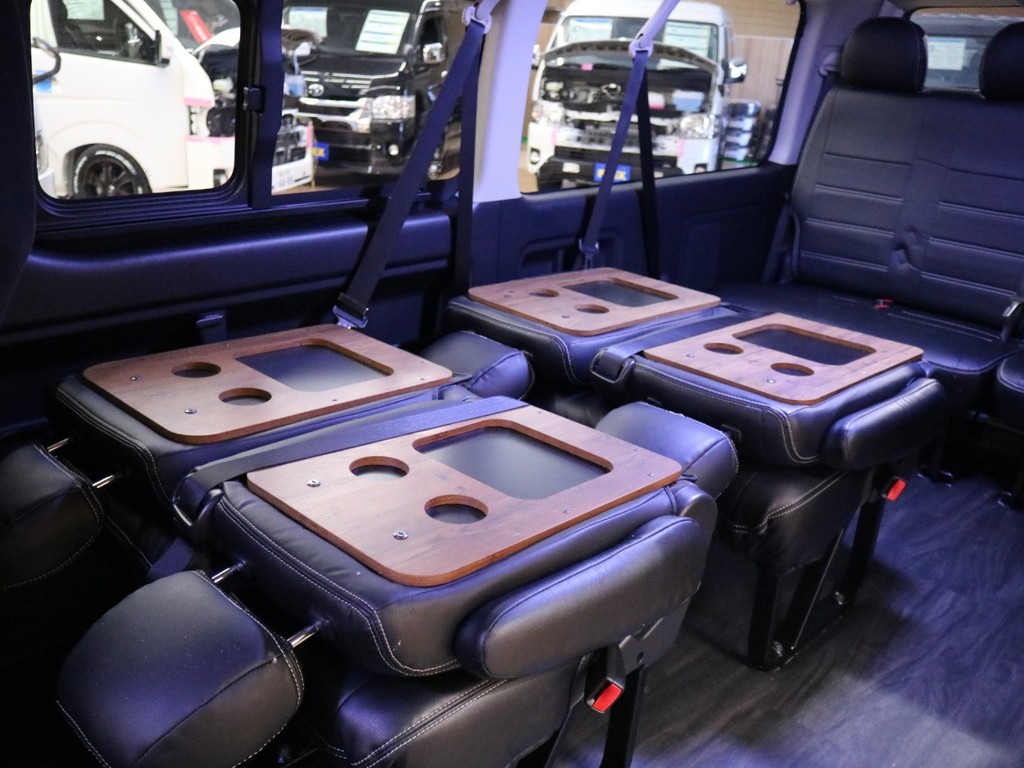 2列目、3列目リクライニング加工済★それぞれにテーブル装着してます♪