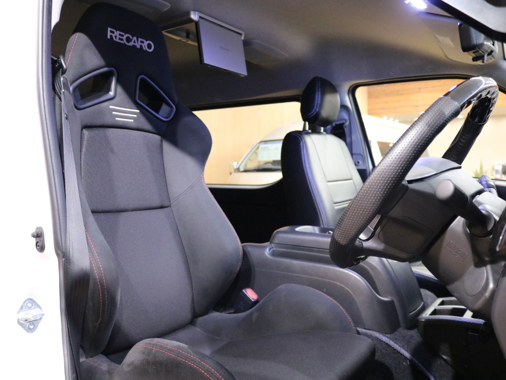 RECAROシート搭載★ホールド感がしっかりあるシートです♪