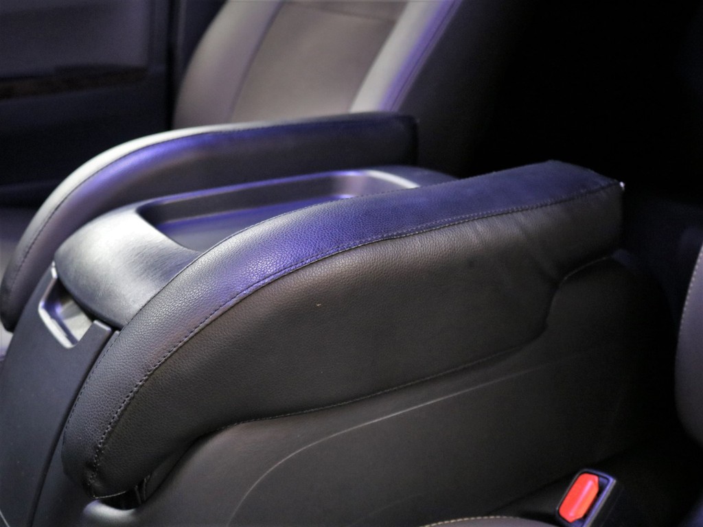 アームレストで運転もしやすく♪