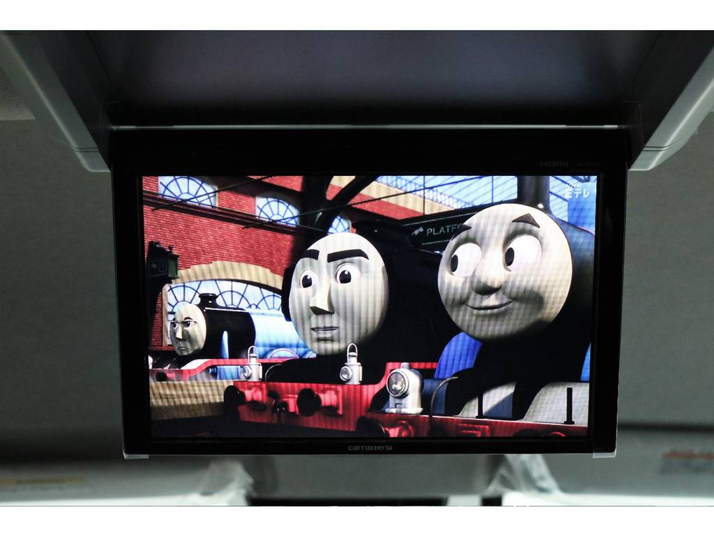 フリップダウンモニターも完備しておりますので、後席の方も退屈せずにお好みの映像をお楽しみいただけます！