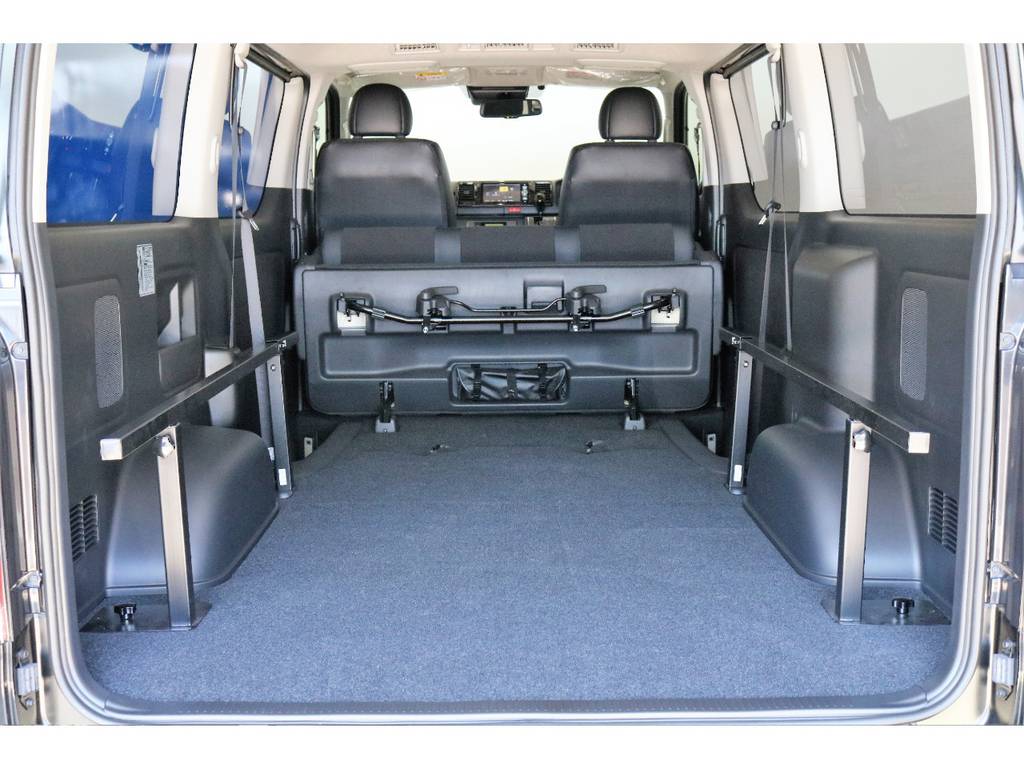 オリジナルベットを外せばハイエースならではの広々とした荷室!!!!