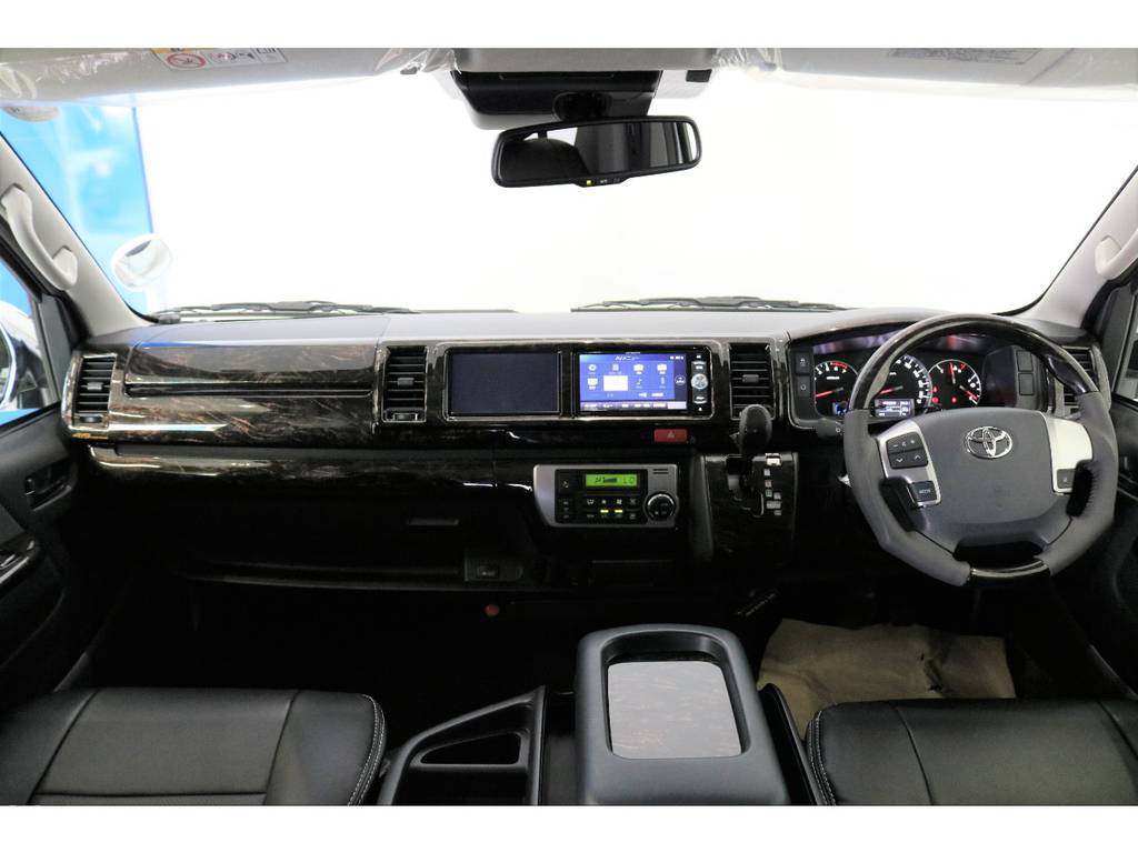 ワイドボディなので運転席、助手席も広々!!!!