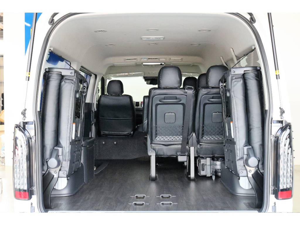 ４列目シートは跳ね上げ格納出来るので、大きな荷物も楽々積むことが可能です♪