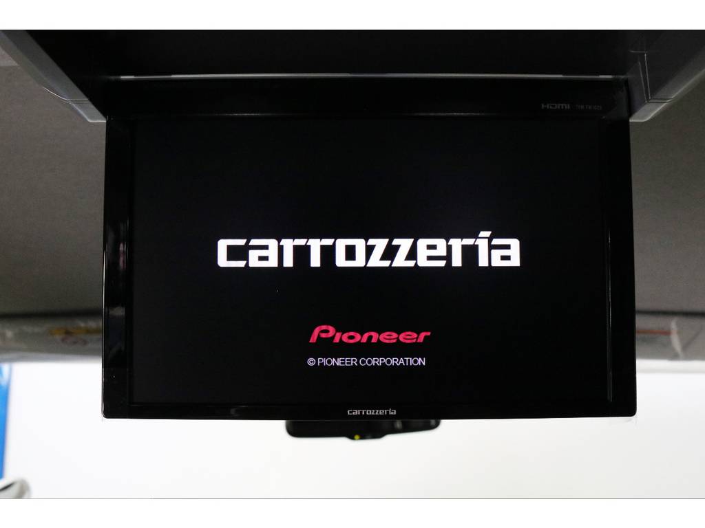 フリップダウンモニターも完備しておりますので、後席の方も退屈せずにお好みの映像をお楽しみいただけます！