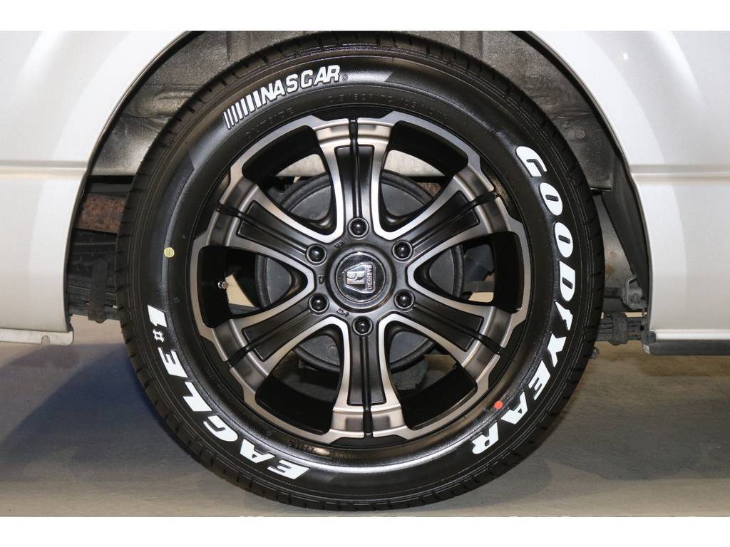 新車から中古車まで幅広く展示！！常時３０台以上の豊富な品揃え！！