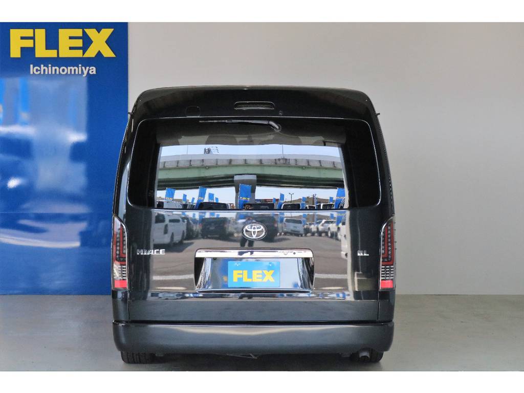 もちろんバックカメラも搭載しているので、車庫入れが苦手な方も安心してお乗り頂けます♪