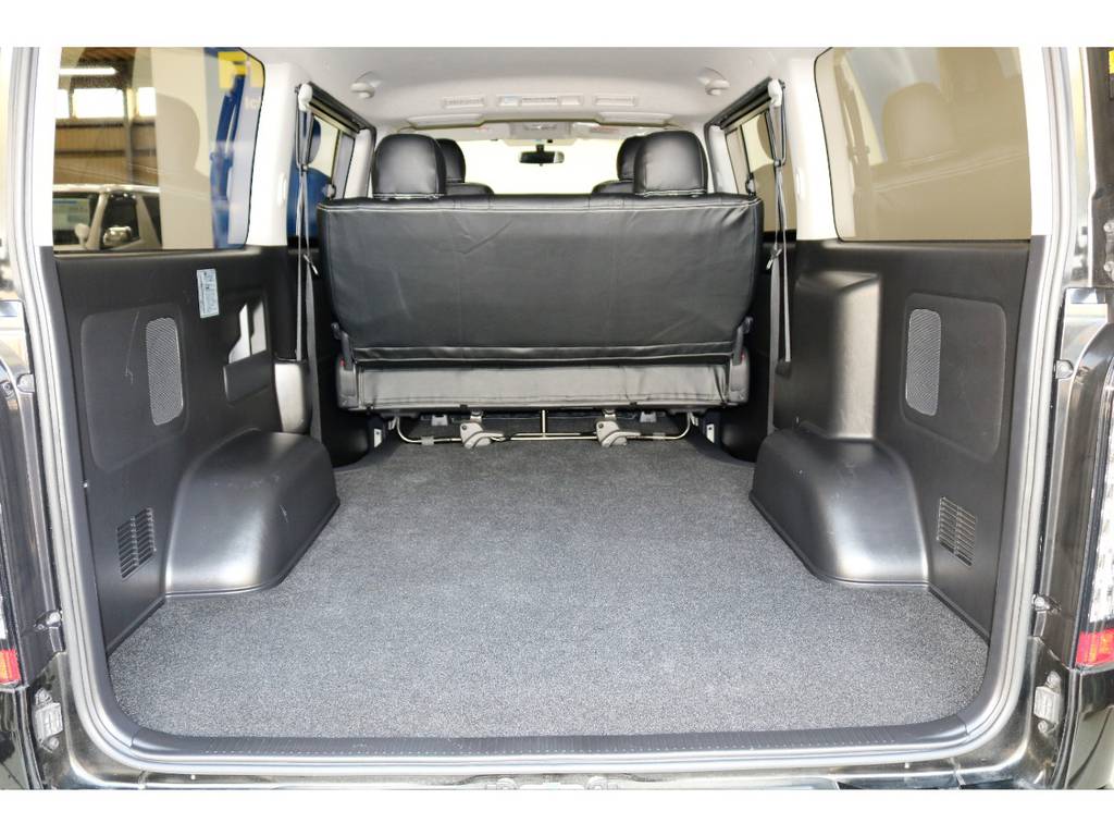 セカンドシートを出した状態でも、とても広い荷室スペースが確保されており、車中泊から趣味など、様々な用途にお使い頂けます♪