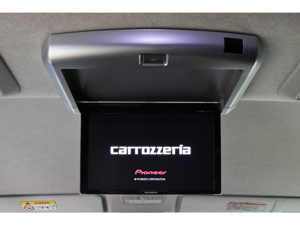 フリップダウンモニターも完備しておりますので、後席の方も退屈せずにお好みの映像をお楽しみいただけます！