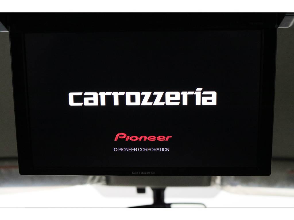 フリップダウンモニターも完備しておりますので、後席の方も退屈せずにお好みの映像をお楽しみいただけます！