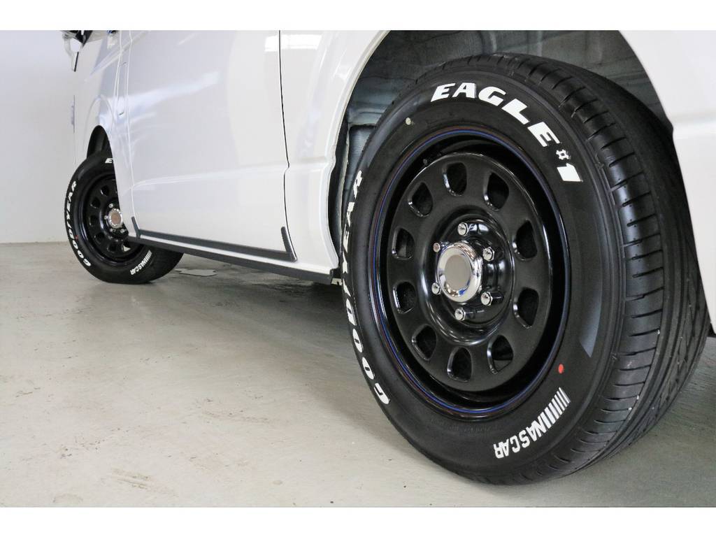 タイヤには定番のグットイヤーNASCARホワイトレタータイヤを新品で装着しました！