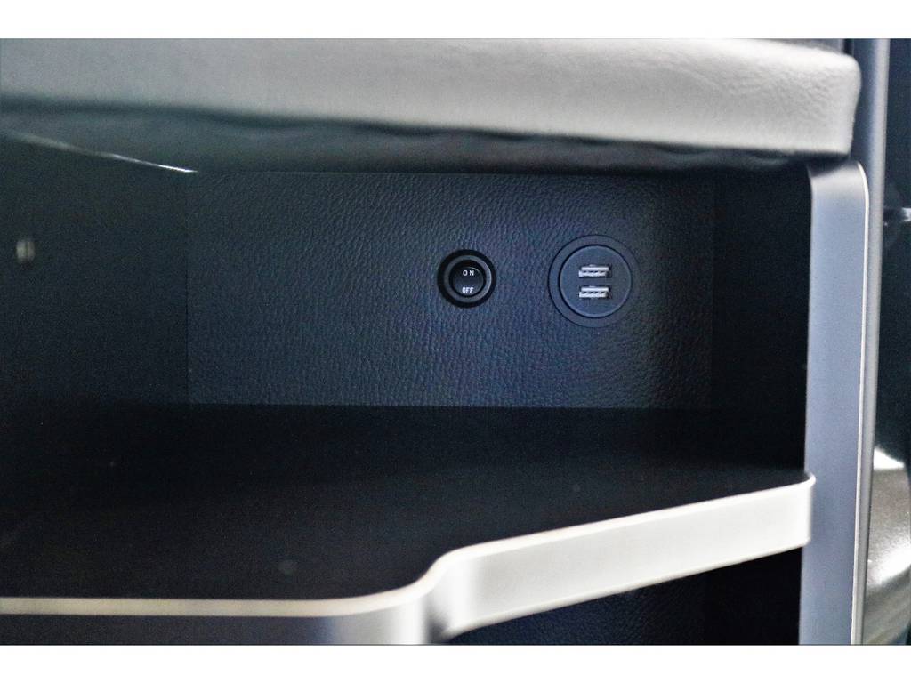 三列目にはUSBソケット完備してありますので充電も気にせず遠出が出来ます!!