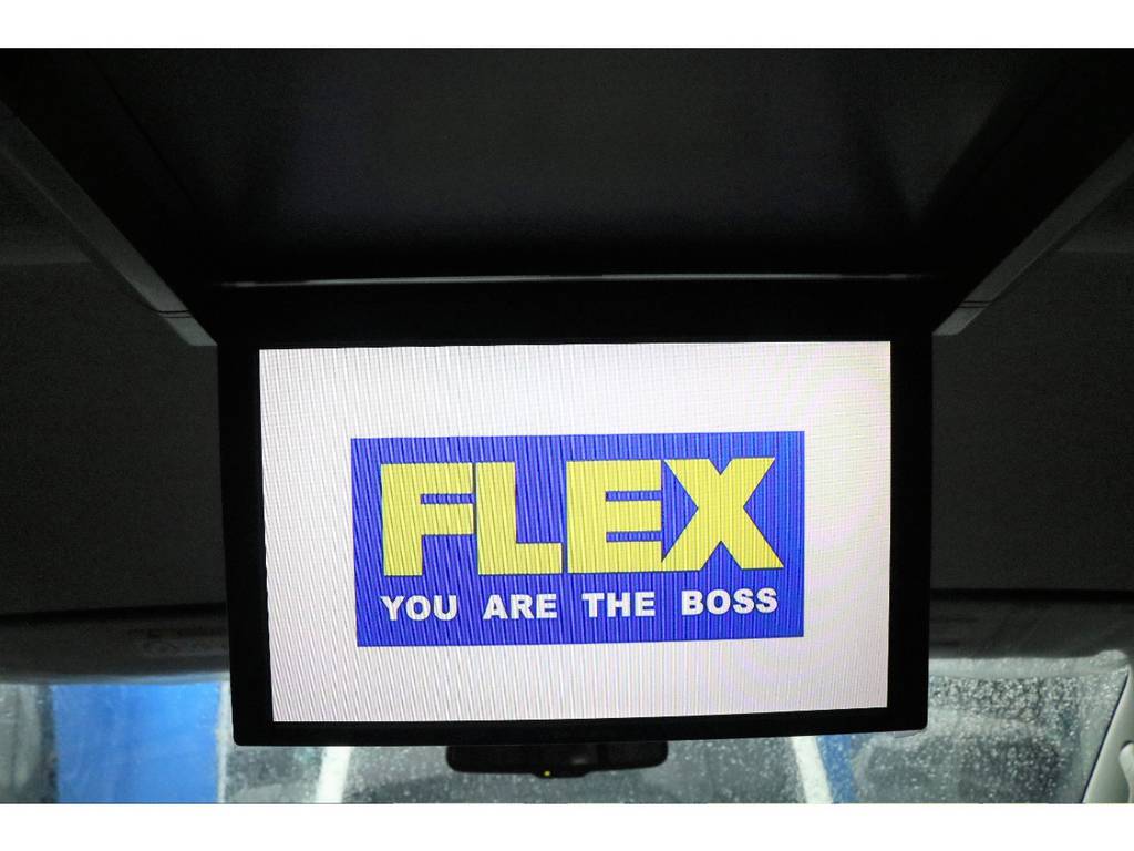 フリップダウンモニターも完備しておりますので、後席の方も退屈せずにお好みの映像をお楽しみいただけます！
