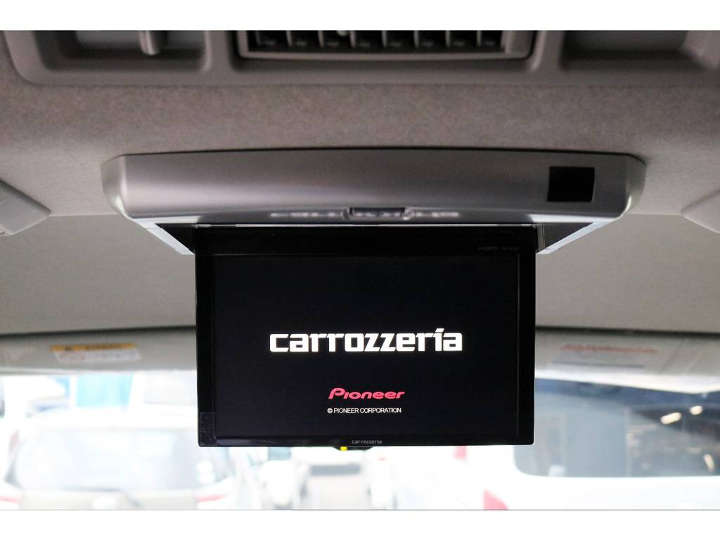 フリップダウンモニターも完備しておりますので、後席の方も退屈せずにお好みの映像をお楽しみいただけます！