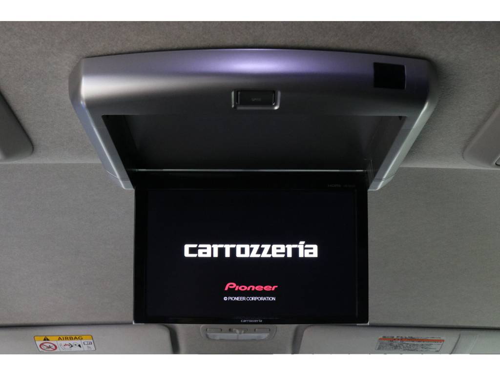 フリップダウンモニターも完備しておりますので、後席の方も退屈せずにお好みの映像をお楽しみいただけます！