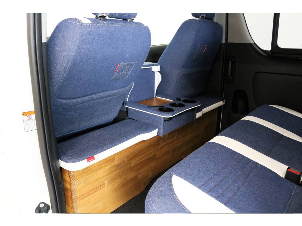 運転席シート後ろにドリンクホルダーも付いています！
