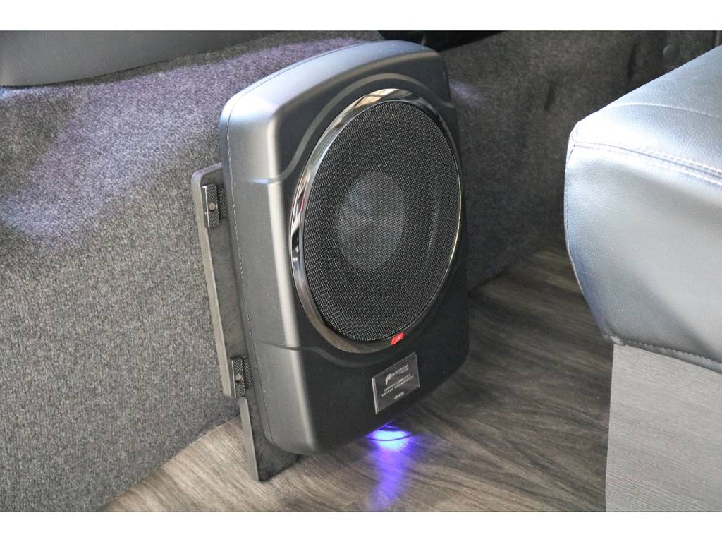 ミューディメンション製のチューンナップウーファーで、純正では再現できない低音域を再生してくれます♪