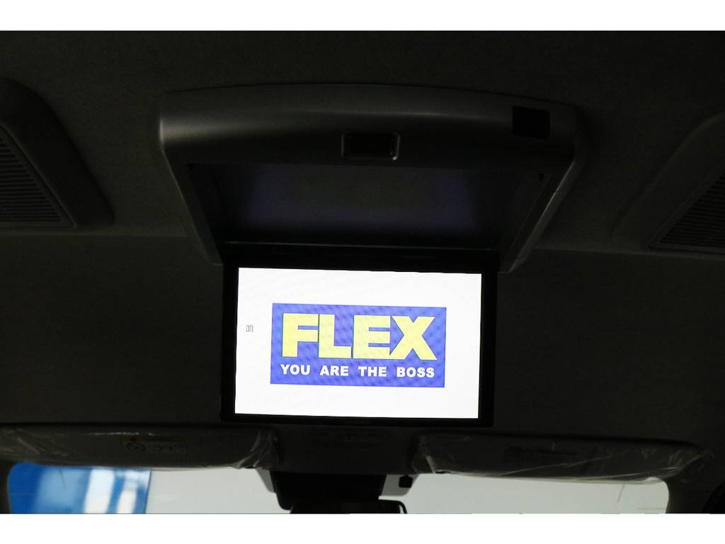フリップダウンモニターも完備しておりますので、後席の方も退屈せずにお好みの映像をお楽しみいただけます！