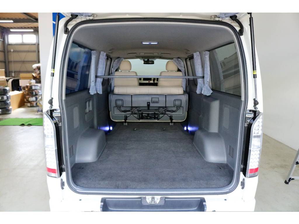 ２列目をたためばハイエースならではの広々とした荷室!!!!なんでも積めそうです!!!!