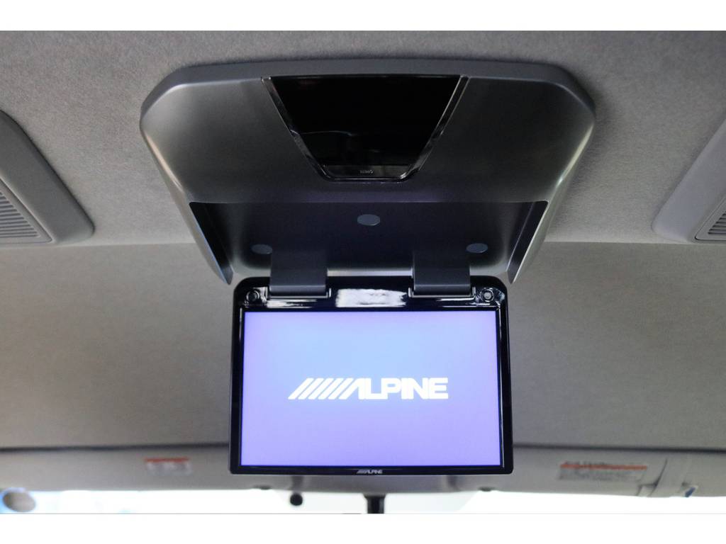ALPINE製フリップダウンモニターも完備しておりますので、後席の方も退屈せずにお好みの映像をお楽しみいただけます！