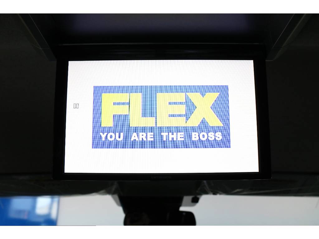 フリップダウンモニターも完備しておりますので、後席の方も退屈せずにお好みの映像をお楽しみいただけます！