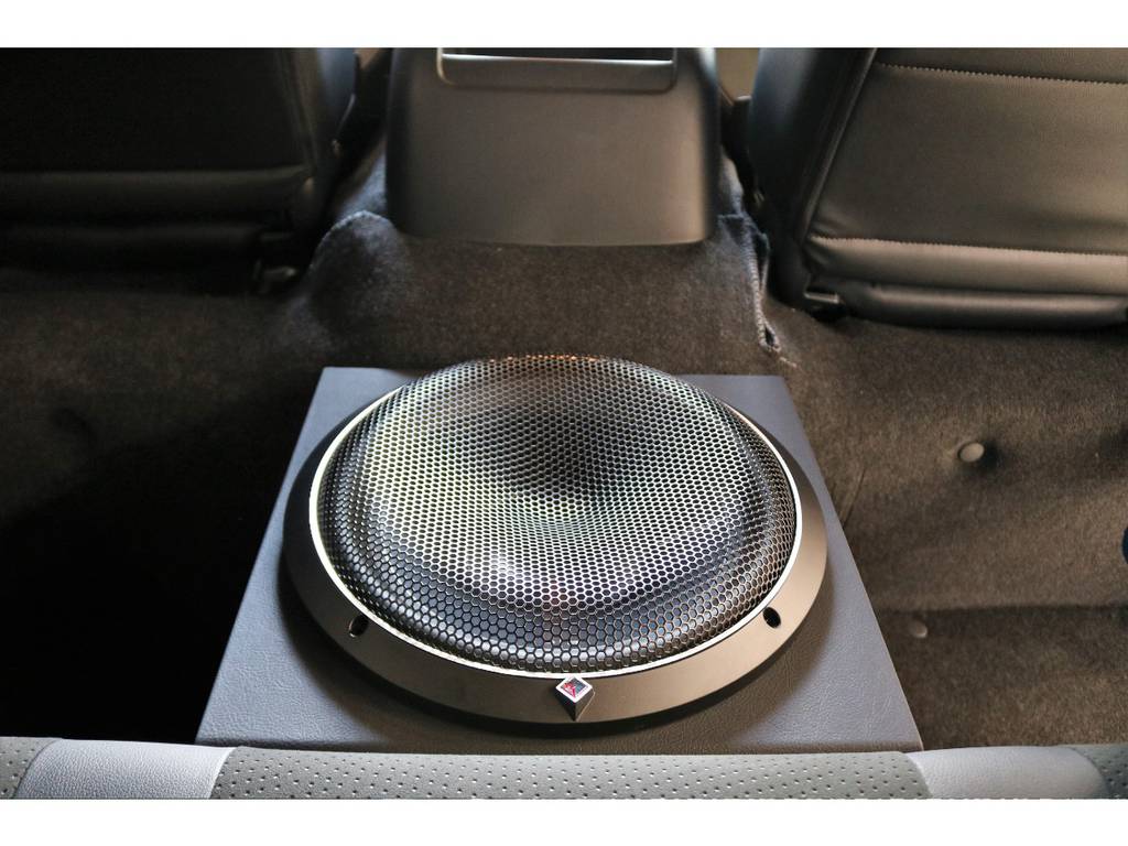 ロックフォードパワーシリーズＰ３の１２インチウーファーでＢＯＸは完全オリジナルで取外し、取付位置変更が可能です