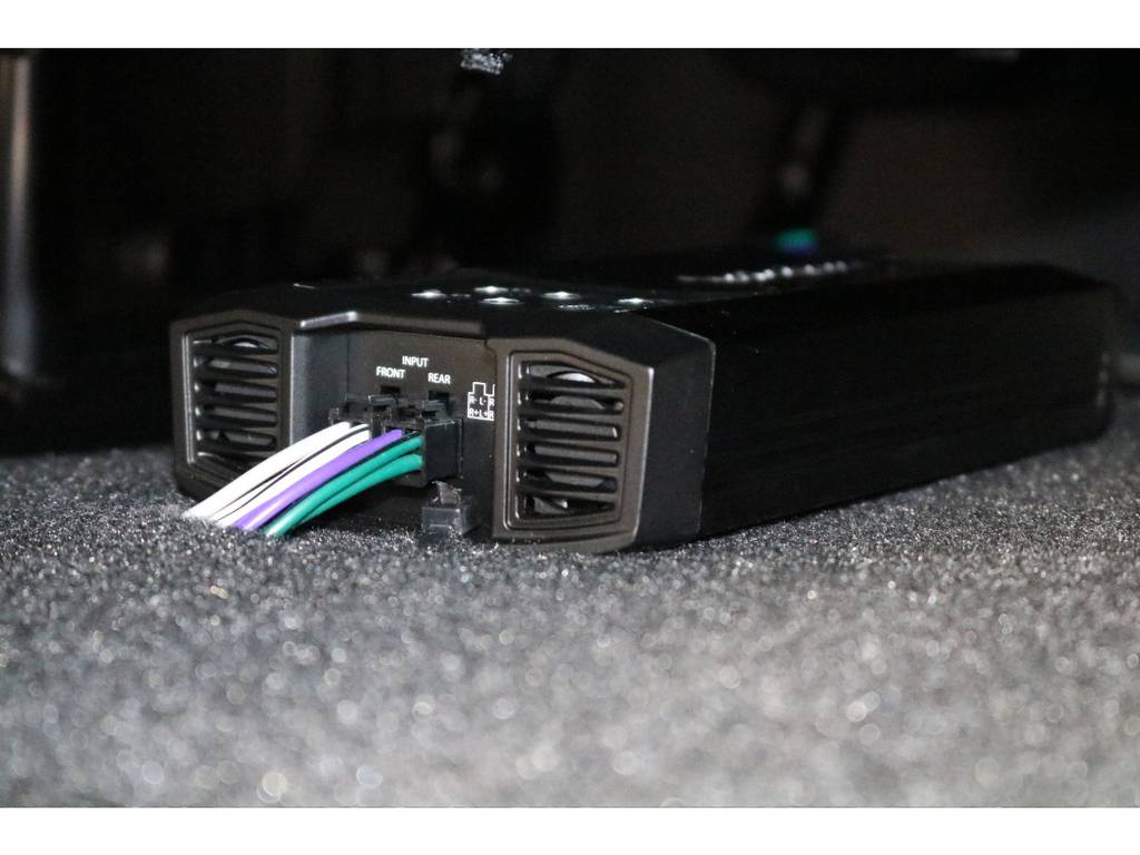 小さいながらも５８４Ｗのパワーアンプをセカンドシート下に取付しました