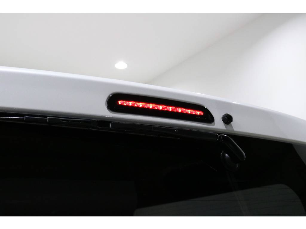 テールに併せてハイマウントストップランプもスモークタイプのLEDに変更してます♪