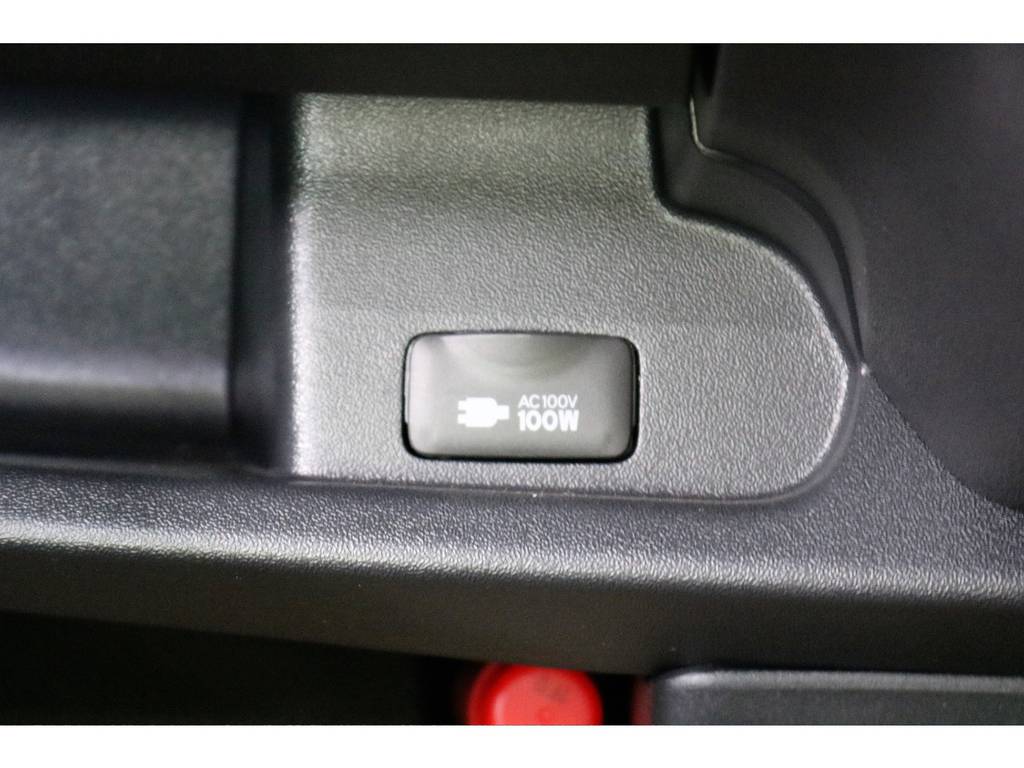 助手席側に100Vコンセントがついていますので家庭用照明やPCの充電にはもってこいです！